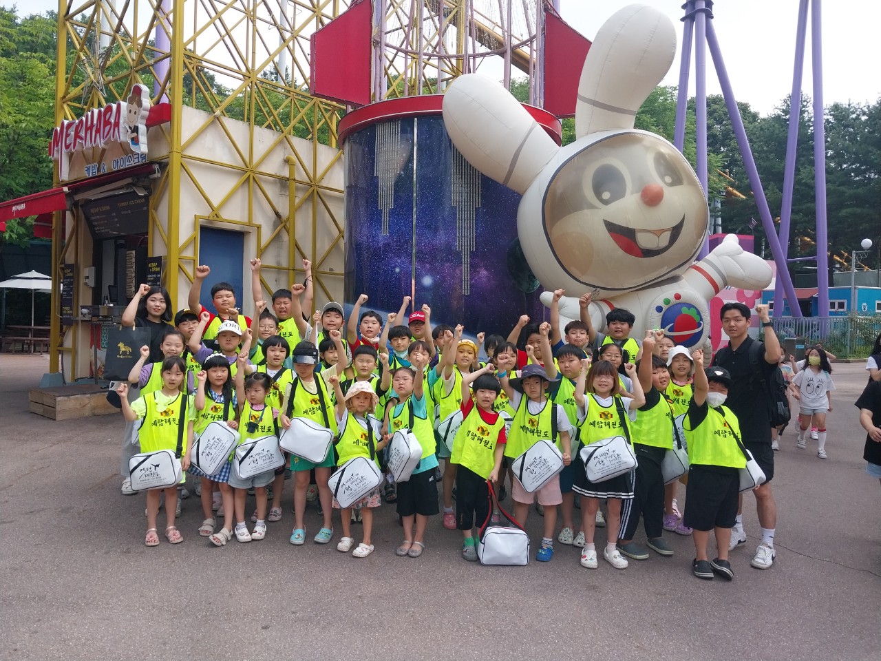 본문 12번 사진 — 놀이동산